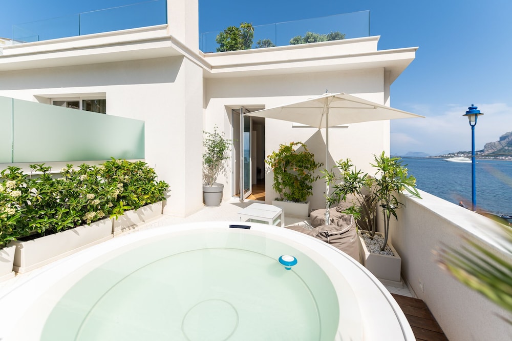Junior Studio Suite, 1 King Bed, Hot Tub, Sea View photo 2