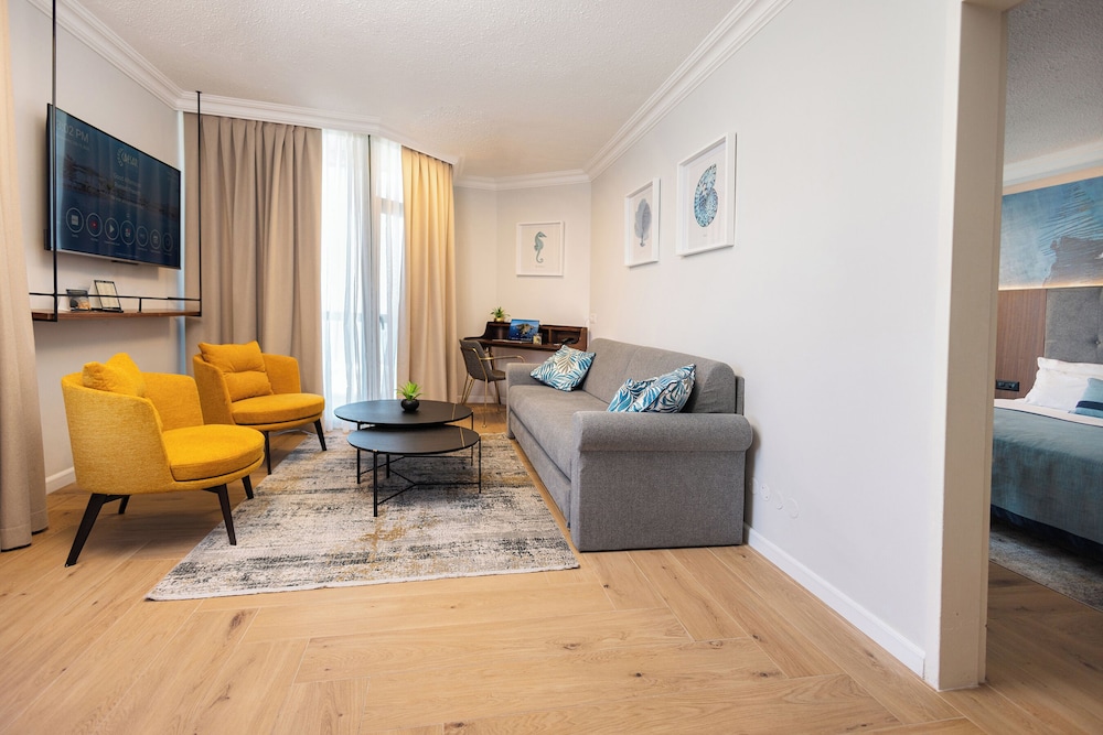 Suite, Lake View - Photo 2