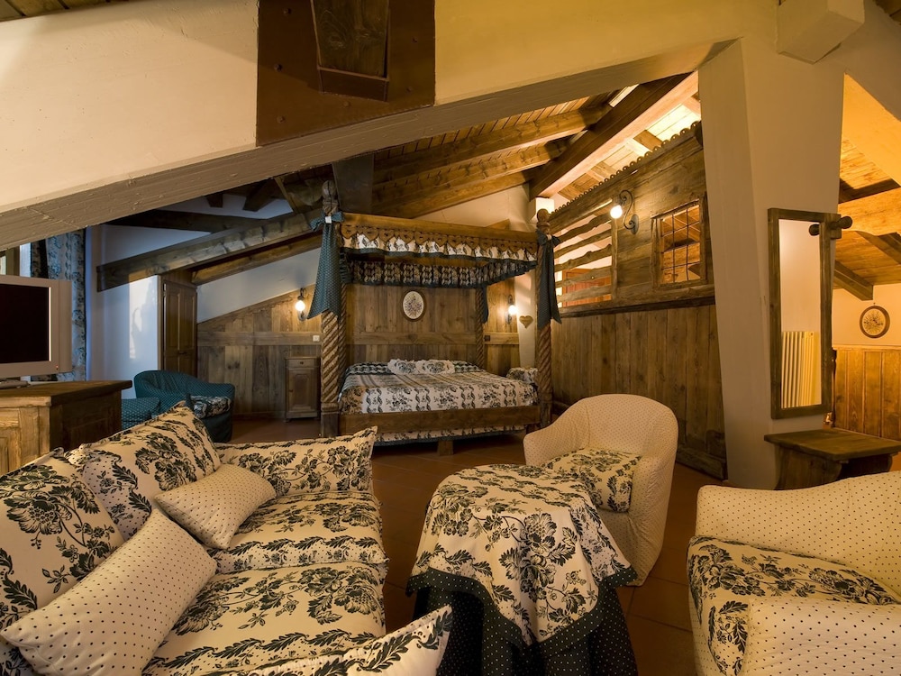 Superior Suite, 1 King Bed, Balcony, Mountain View photo 3