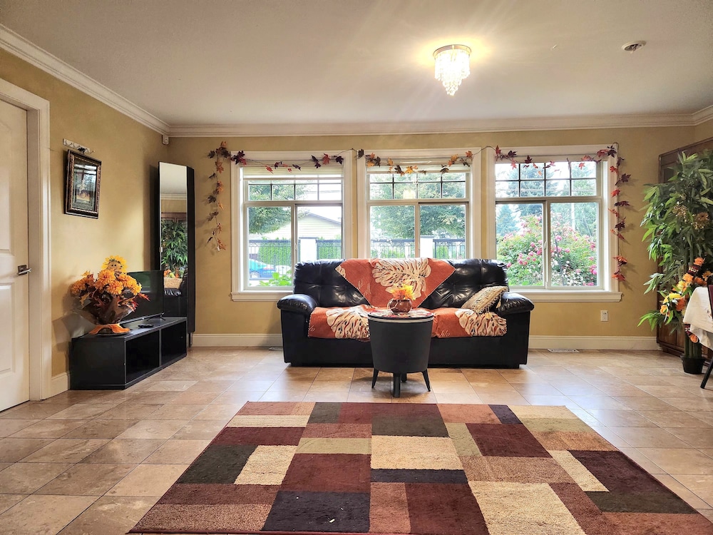 Gallery Room, 1 Queen Bed, Pets Allowed, Ground Floor photo 2