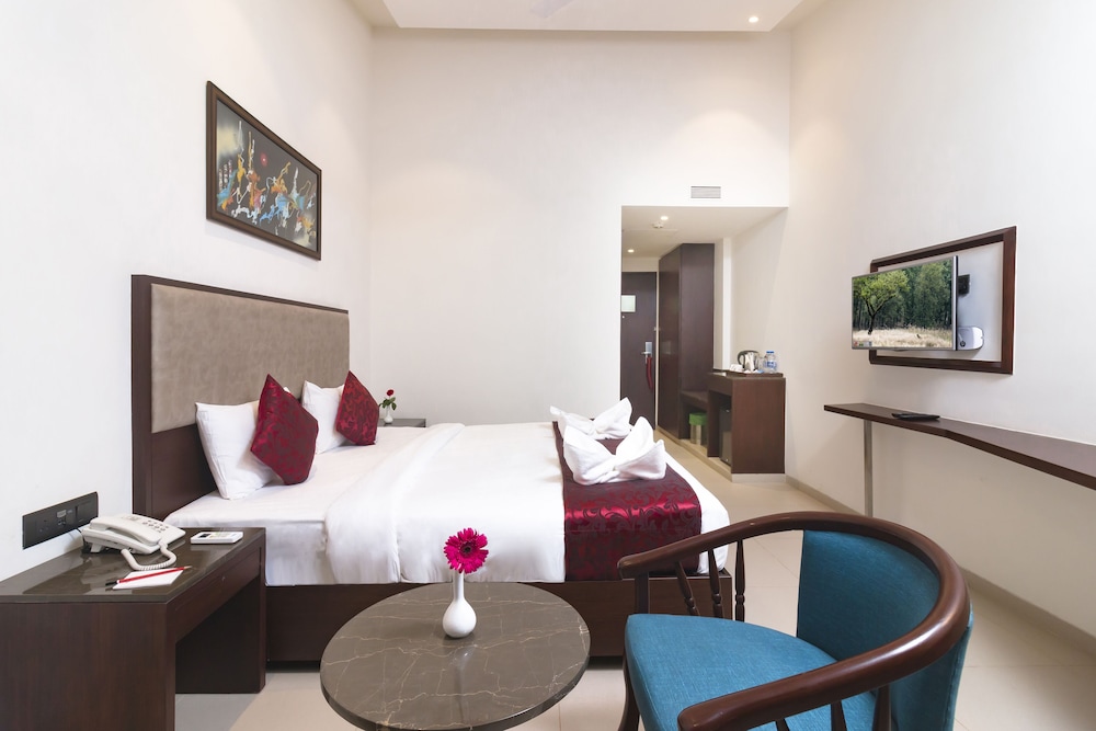 Standard Double Room, 1 King Bed, Non Smoking - Photo 3