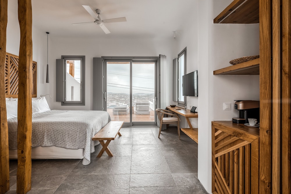 Deluxe Suite, Jetted Tub, Sea View - Photo 3