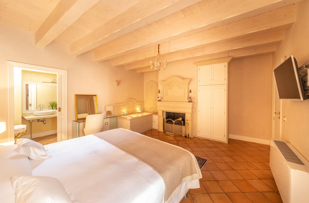 Luxury Suite, 1 King Bed, Non Smoking, Bathtub