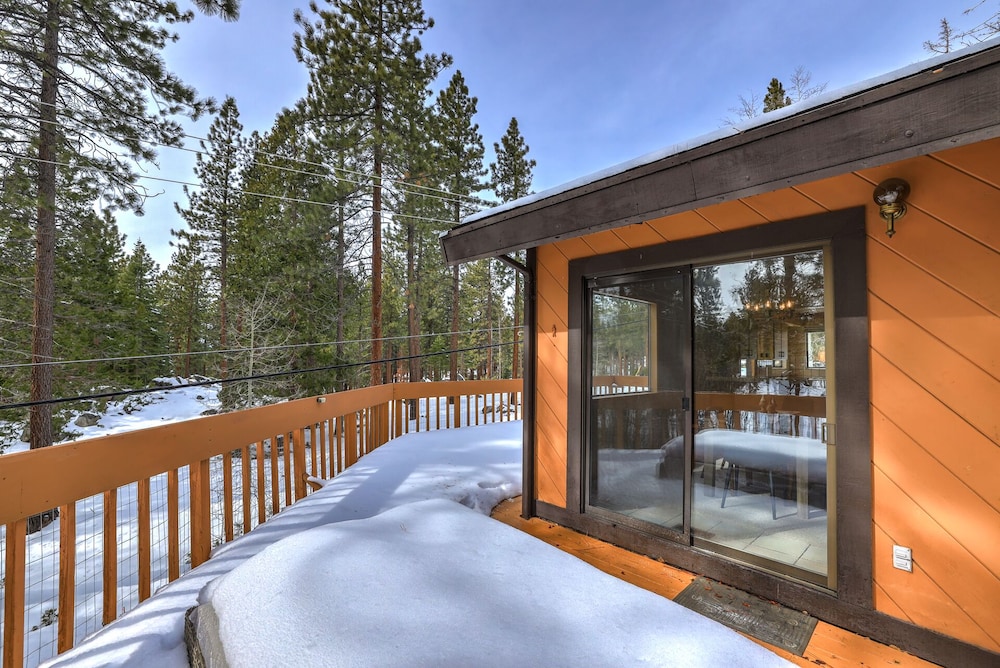 House, Multiple Beds, Kitchen, Mountain View (Tahoe Forest Chalet) photo 3