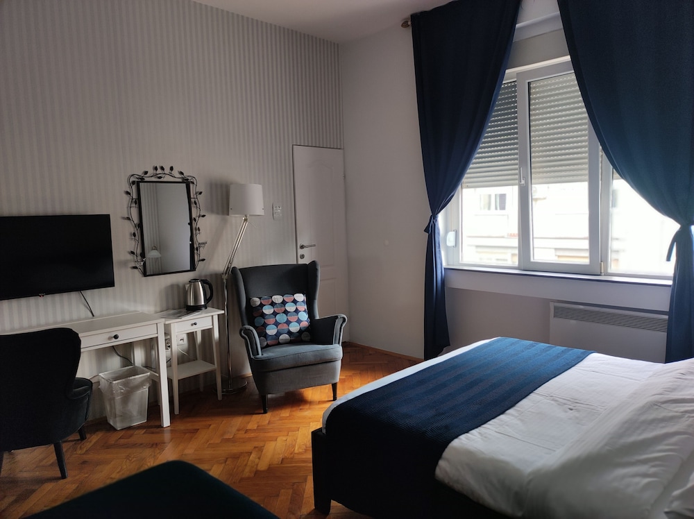 Deluxe Double or Twin Room, Multiple Beds, Ensuite, City View (Shared Apartment)