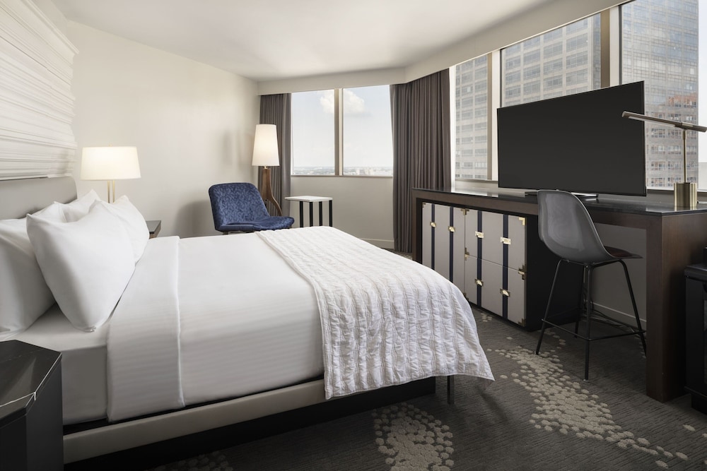 Room, 1 King Bed, City View, Corner - Photo 1