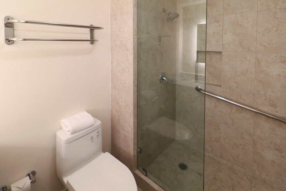 Standard Room, 2 Queen Beds, Ground Floor - Photo 12