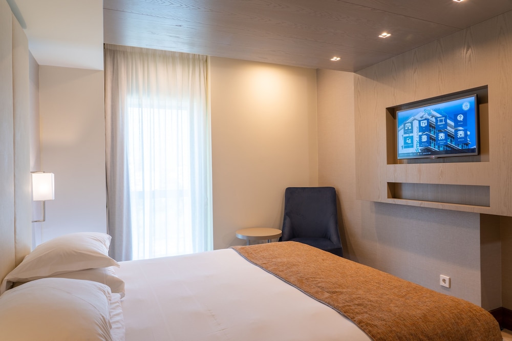 Suite (with 1 extrabed, 2 adults + 1 kid) thumbnail 5