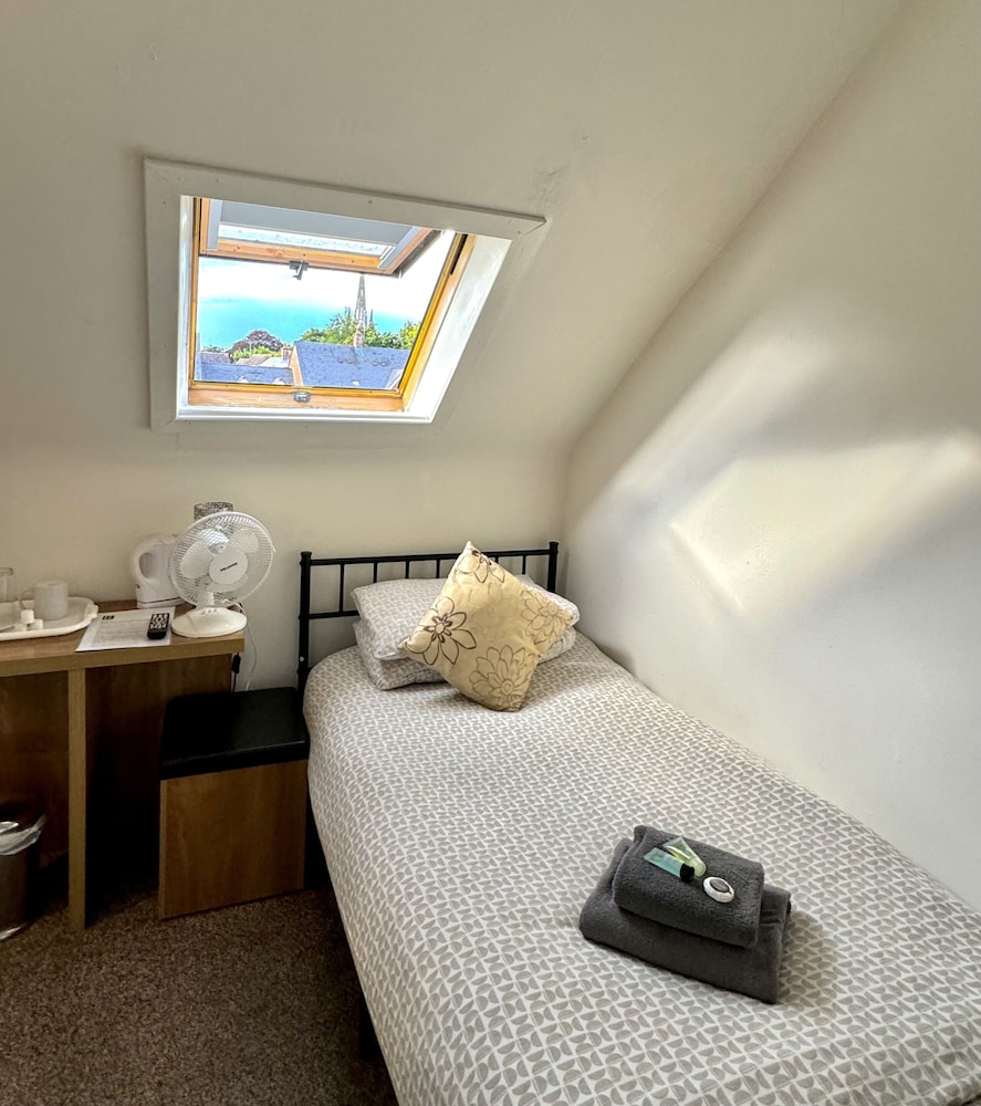 Economy Single Room, Ensuite photo 1