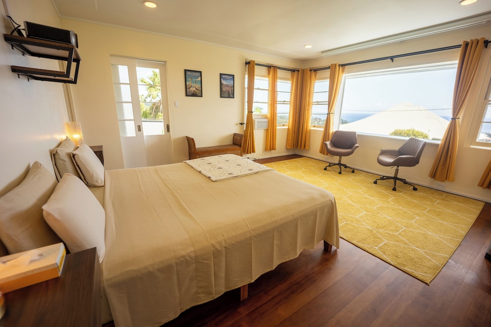 Classic Suite, 1 King Bed, Non Smoking photo 2