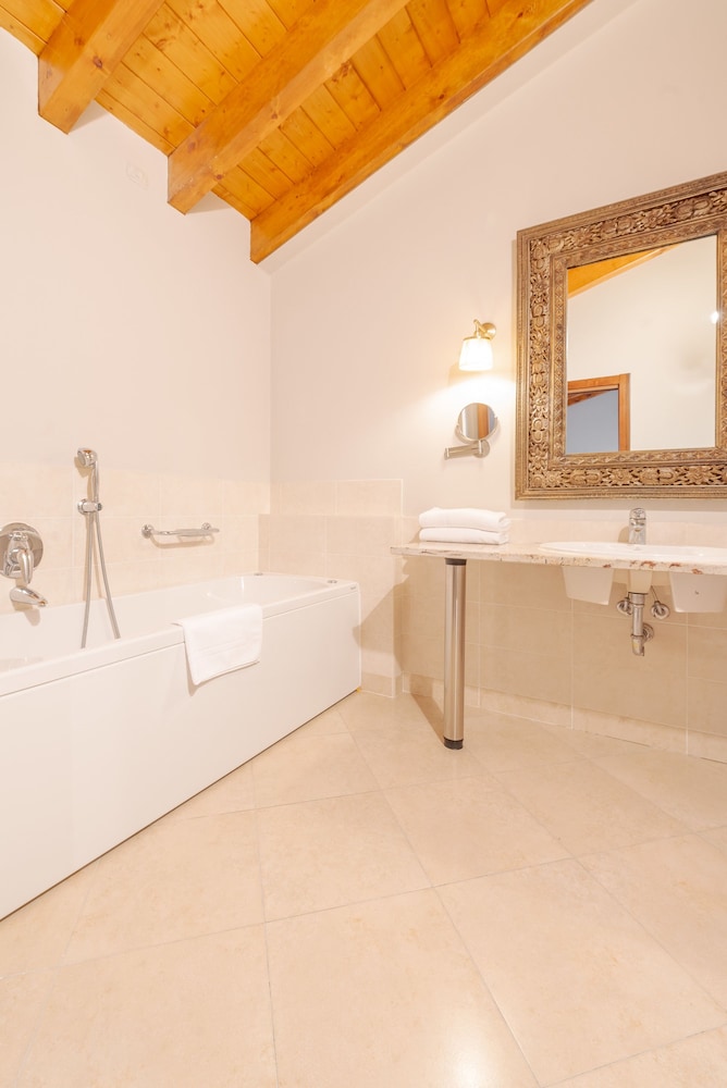 Junior Suite, Balcony, Lake View photo 3
