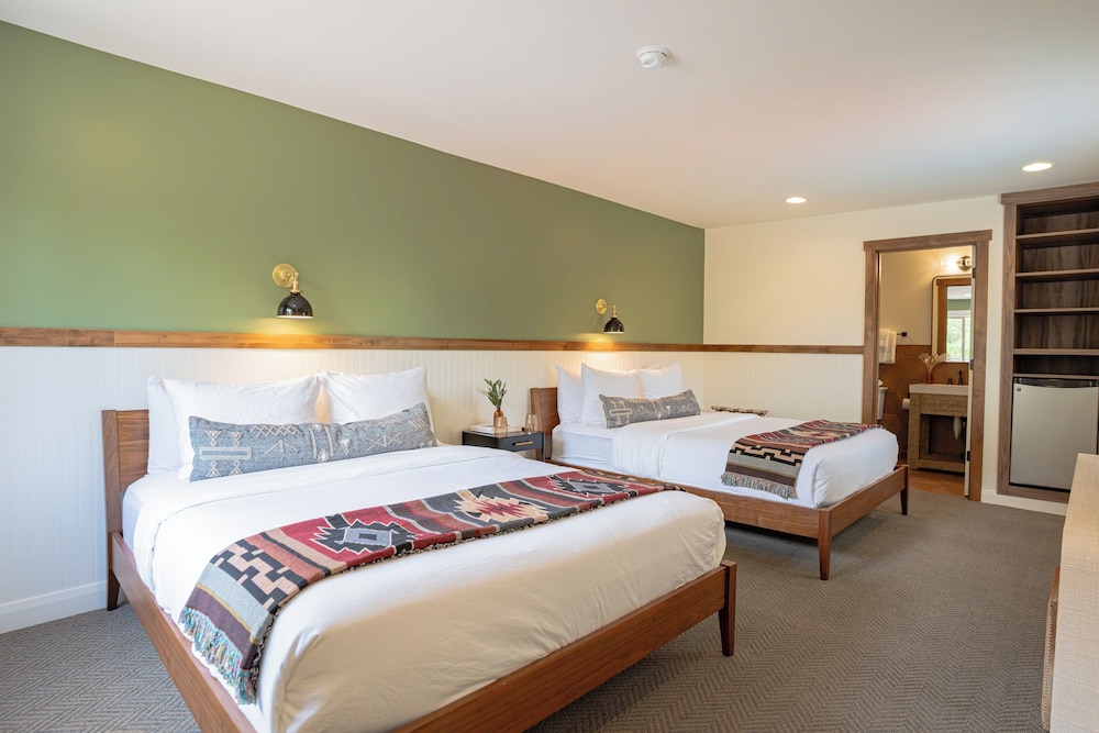 Superior Double Room, 2 Queen Beds, Mountain View - Photo 5