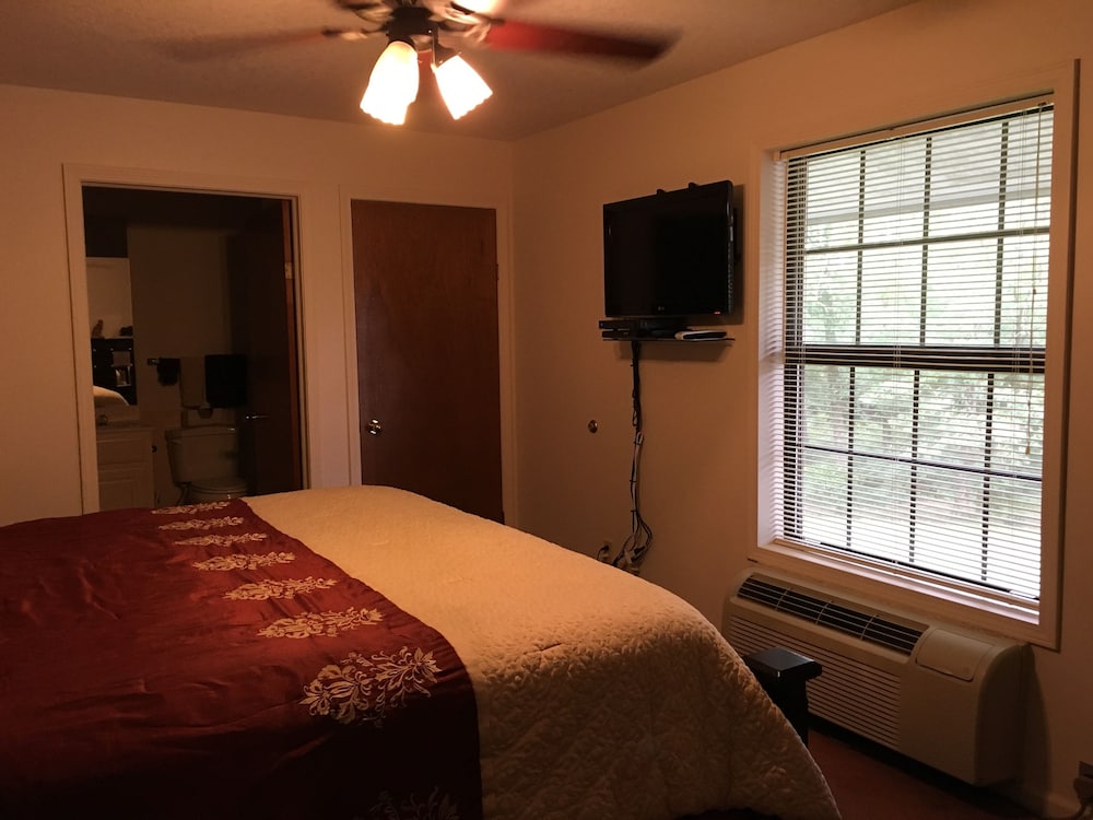 Classic Room, 1 King Bed photo 3
