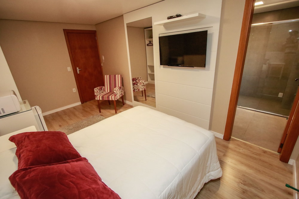 Deluxe Room, Multiple Beds, Non Smoking photo 3