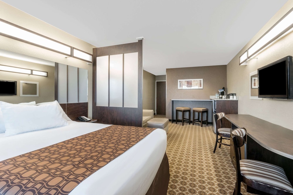 Suite, 1 Queen Bed, Non Smoking - Photo 5