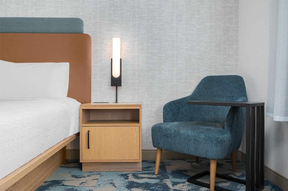 Room, 1 King Bed, Roll-in Shower