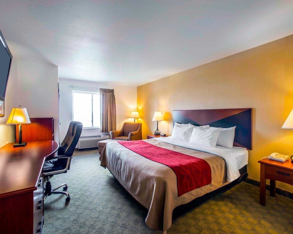 Standard Room, 1 King Bed, Non Smoking - Photo 2