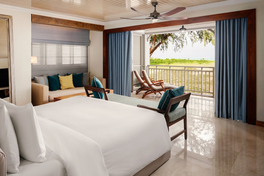 Suite, 1 King Bed With Sofa Bed