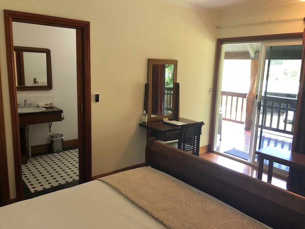 Comfort Room, 1 Queen Bed, Mountain View photo 3