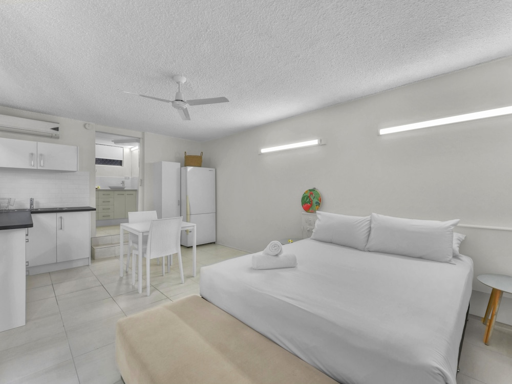 Deluxe Studio, 1 Queen Bed - Photo 6