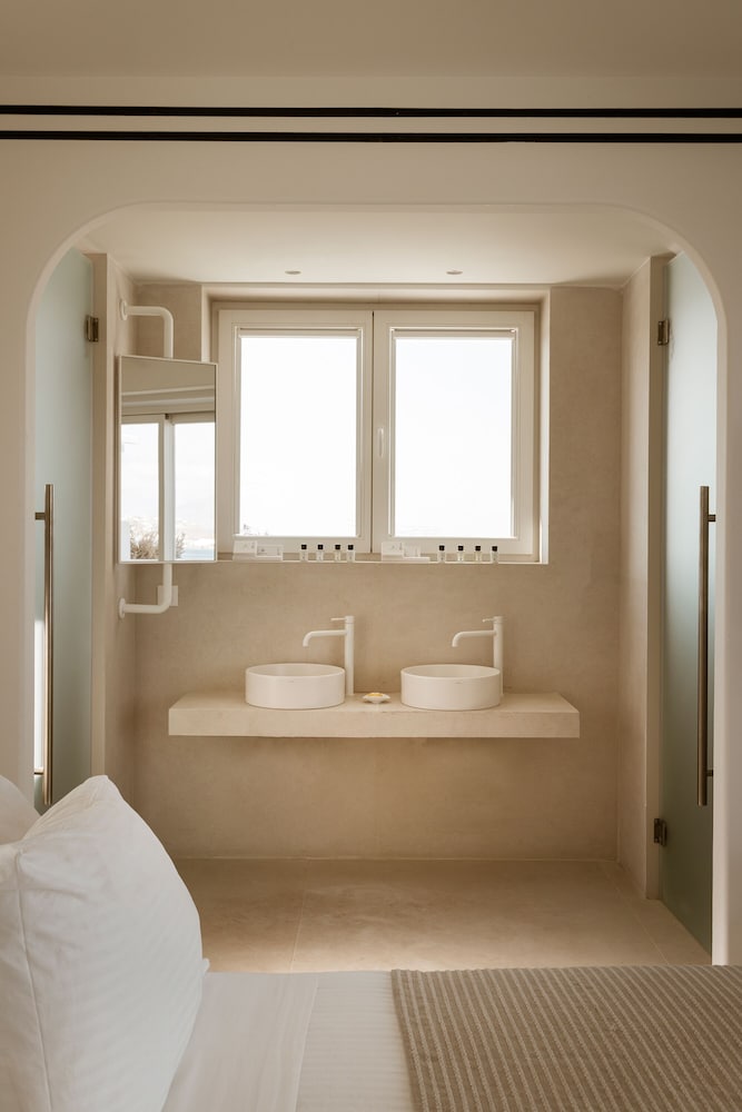 Signature Suite, Jetted Tub, Sea View - Photo 18