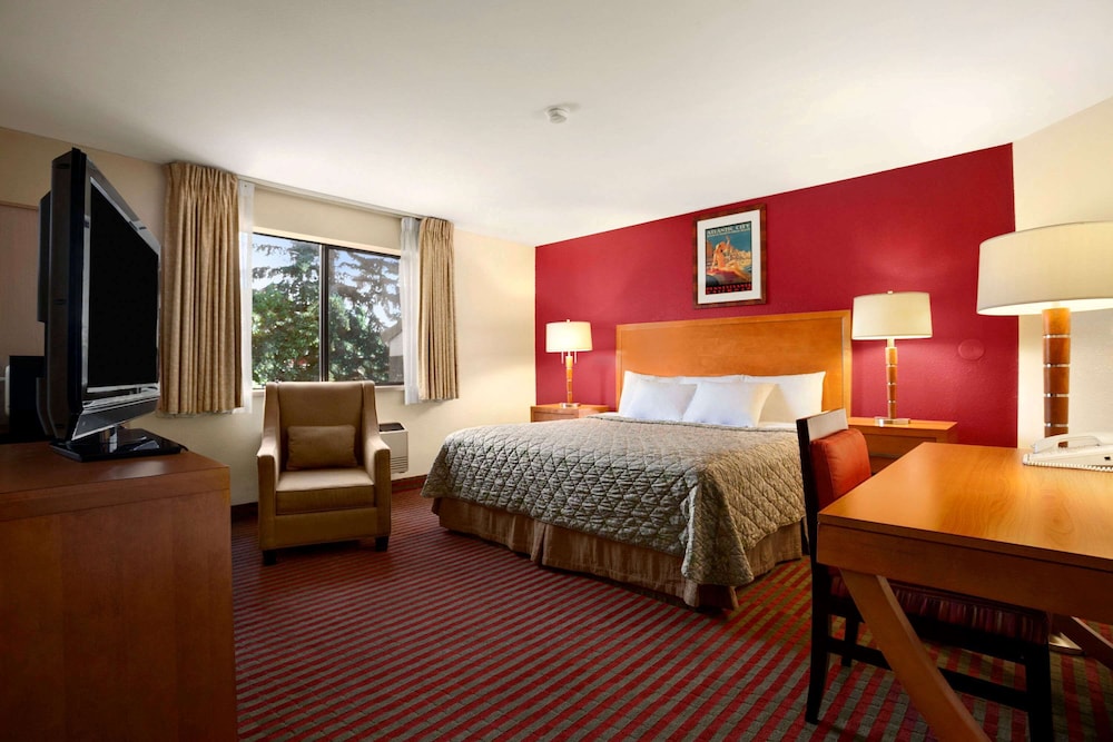 Studio Suite, 1 King Bed, Non Smoking photo 2