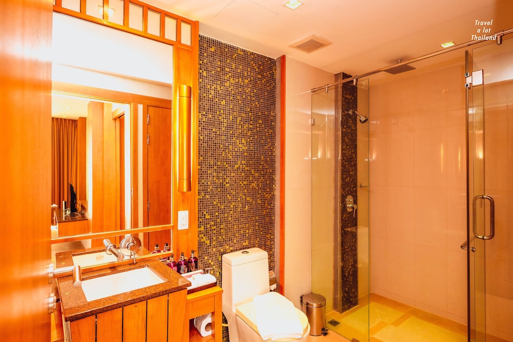 Deluxe Room, 1 King Bed, Pool View - Photo 6