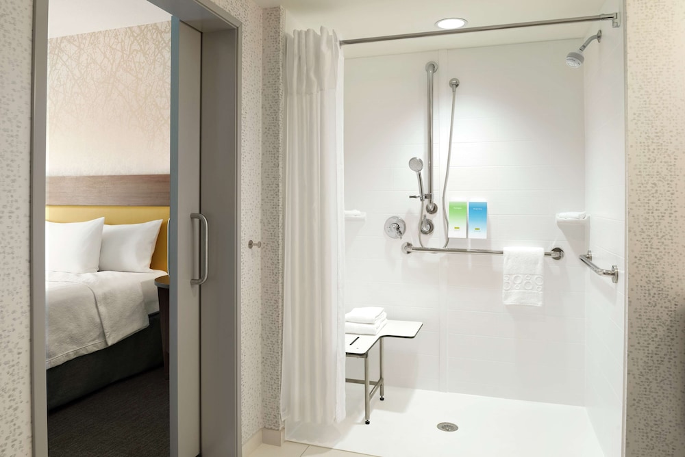 Suite, 1 Queen Bed, Accessible (Roll-In Shower) - Photo 2
