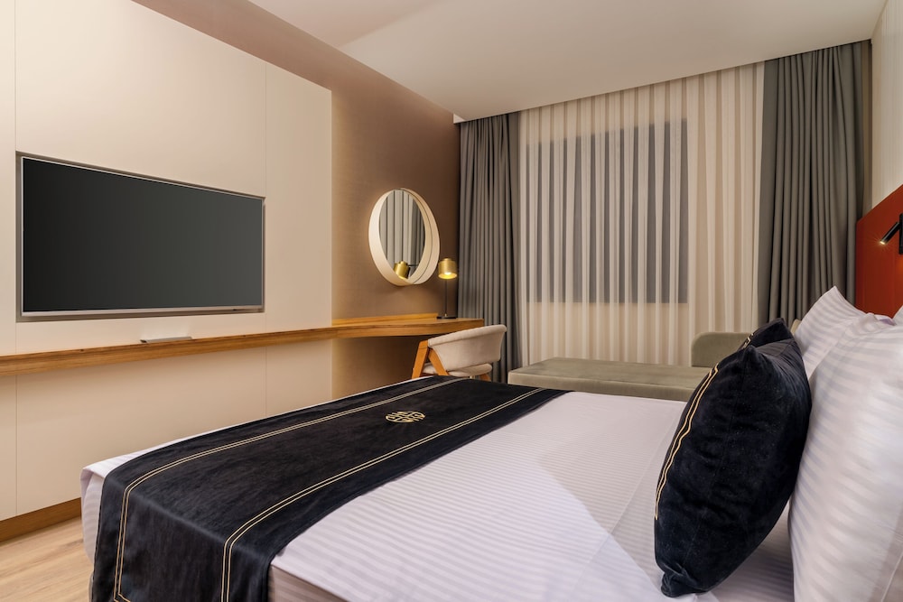 Standard Room, 1 Double Bed, Accessible, Non Smoking (Walk-in Shower) photo 3