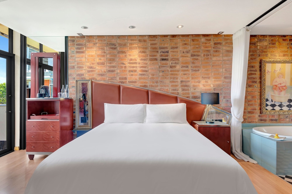 Deluxe Room, 1 King Bed - Photo 3