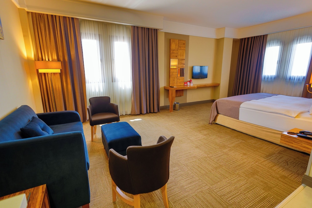 Deluxe Suite, Non Smoking (1 King Bed, 1 Single Bed) photo 2
