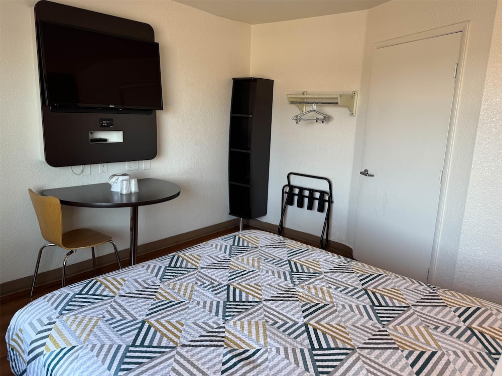 Premium Room, 1 Queen Bed, Non Smoking, Refrigerator photo 1
