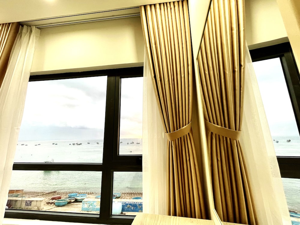 Deluxe Room, Multiple Beds, Non Smoking, Private Bathroom photo 2