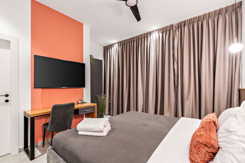 Business Double Room, 1 King Bed, Garden View