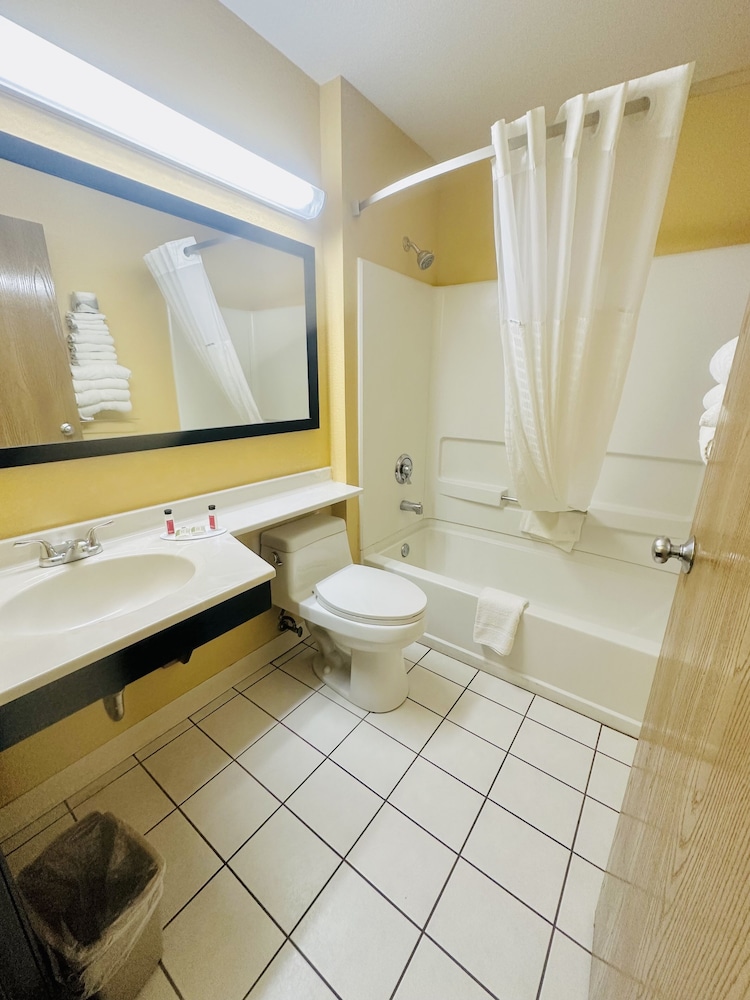 Room, Multiple Beds, Non Smoking (3 Queen Beds) - Photo 5