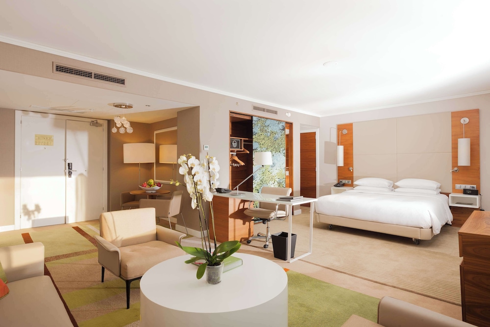 Suite, 1 King Bed with Sofa bed (Master) thumbnail 5
