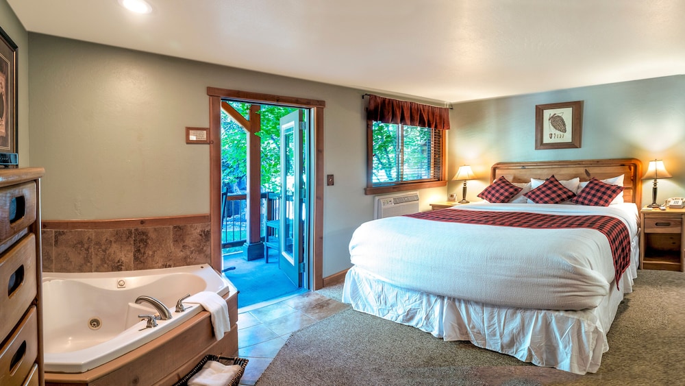 Standard Room, 1 King Bed, Jetted Tub, Garden View