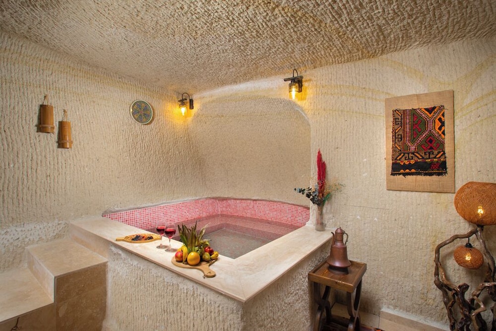 Deluxe Suite with Pool - Photo 9