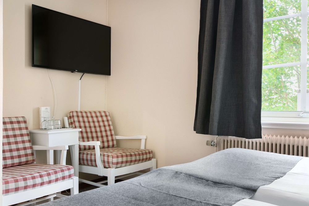 Economy Room, 2 Twin Beds, Non Smoking - Photo 6