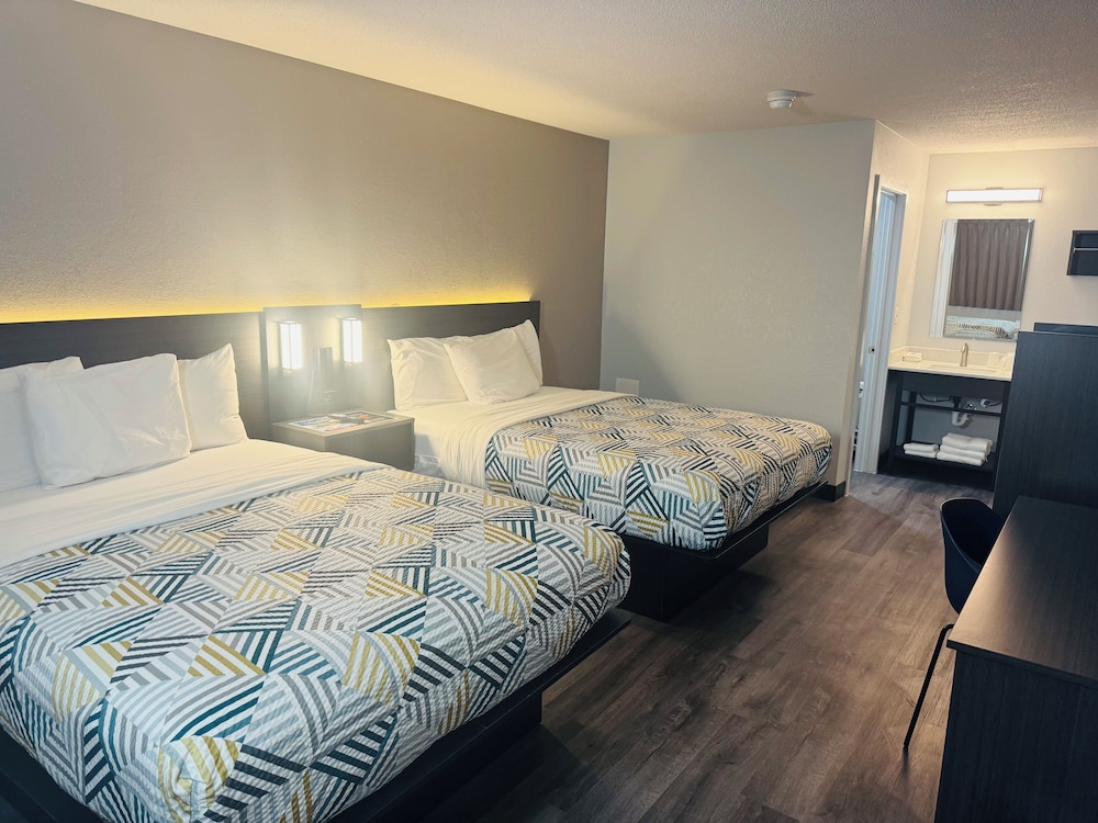 Standard Room, 2 Queen Beds, Non Smoking - Photo 6