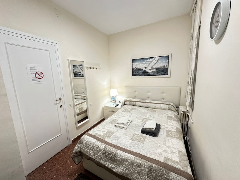 Economy Double Room, Shared Bathroom photo 3