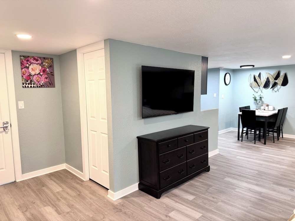2 Queen Beds, Family Basement Apartment photo 3