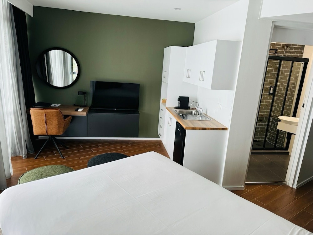 Standard Queen Room - Photo 8