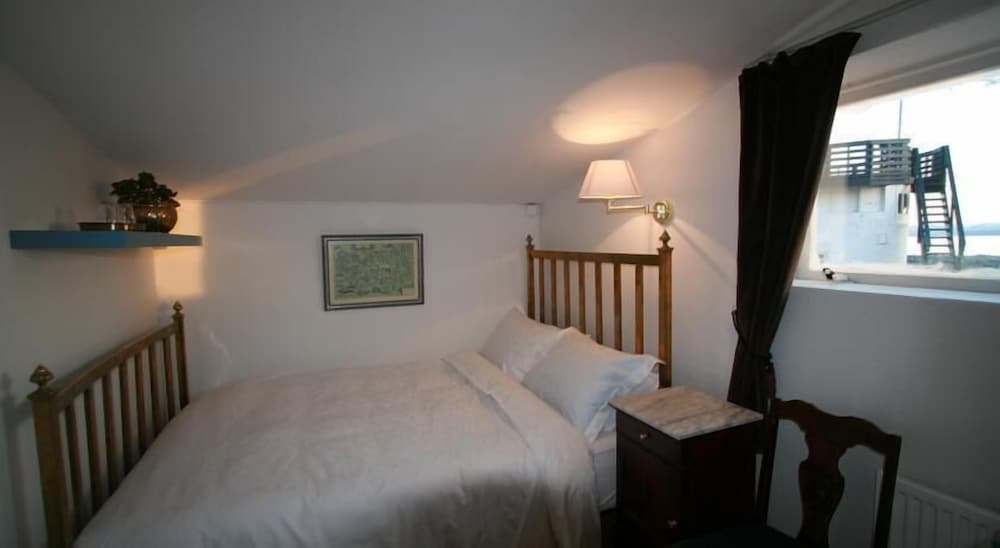 Basic Double Room, Shared Bathroom photo 1