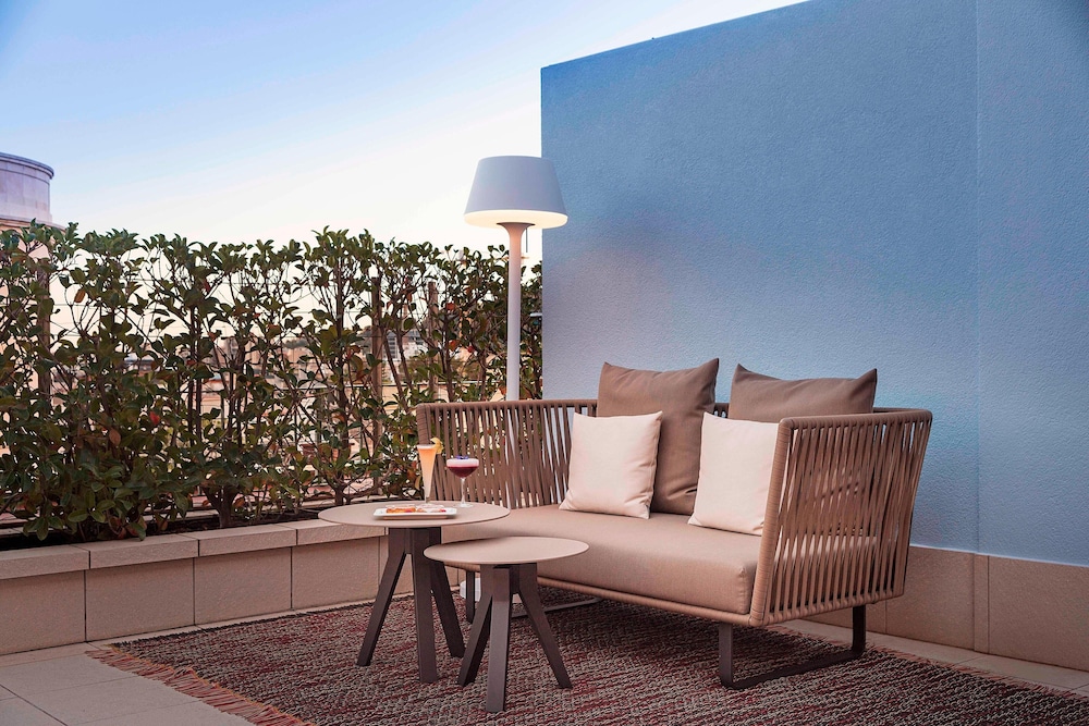 Grand Suite, 1 King Bed, Terrace thumbnail 5