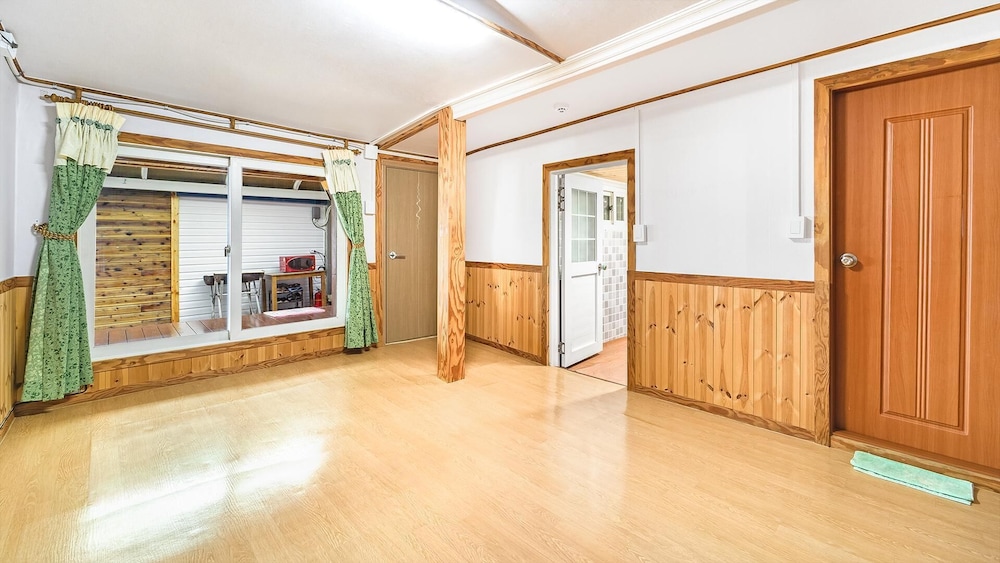 Basic Room, 1 Bedroom (101 (Ocean View))