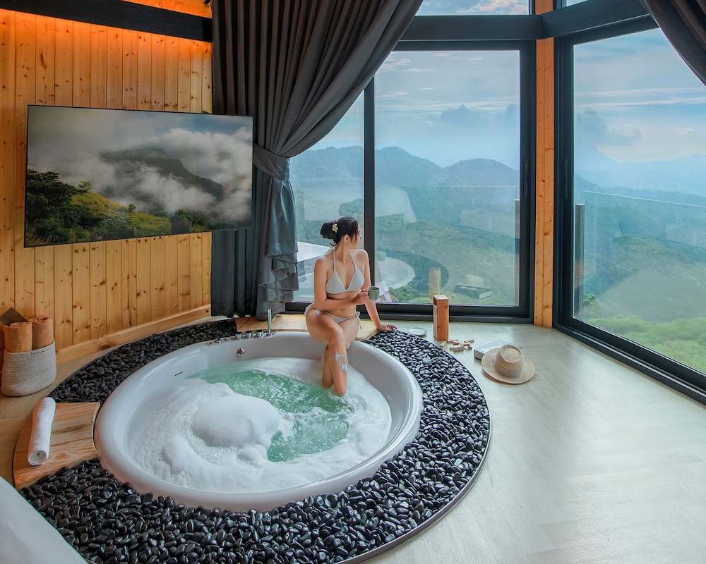 Honeymoon Suite - Photo 5