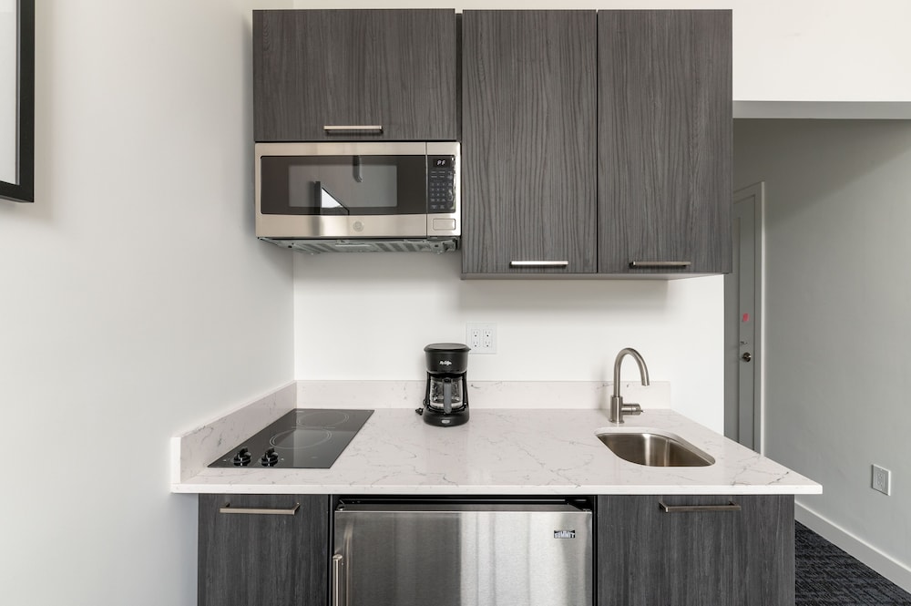 Deluxe Studio (2nd Floor / Unit 208)