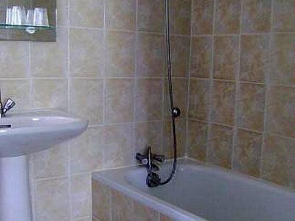 Standard Double Room (Bathroom) photo 3