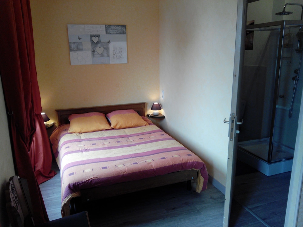 Classic Double Room, 1 Double Bed, Private Bathroom, City View (Le Pressoir)